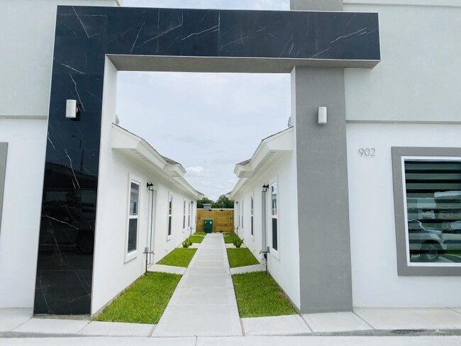 Building Photo - 11 West Dr