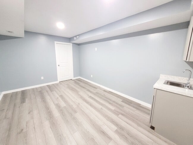 Building Photo - 729 Bates St SE