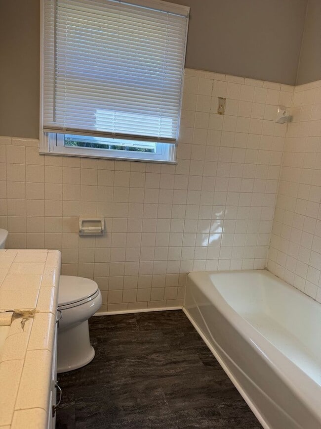 Building Photo - 3 Bedroom/1 Bath near shopping off Wilma R...