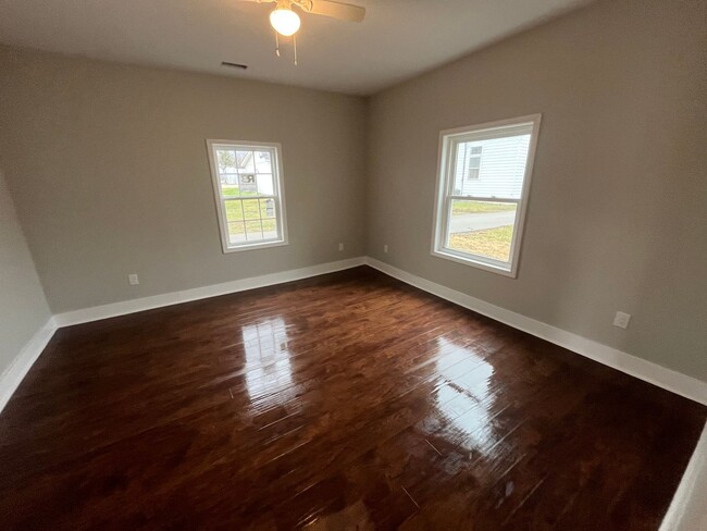 Building Photo - Low-Maintenance Living: 2-Bed in Lawrenceburg