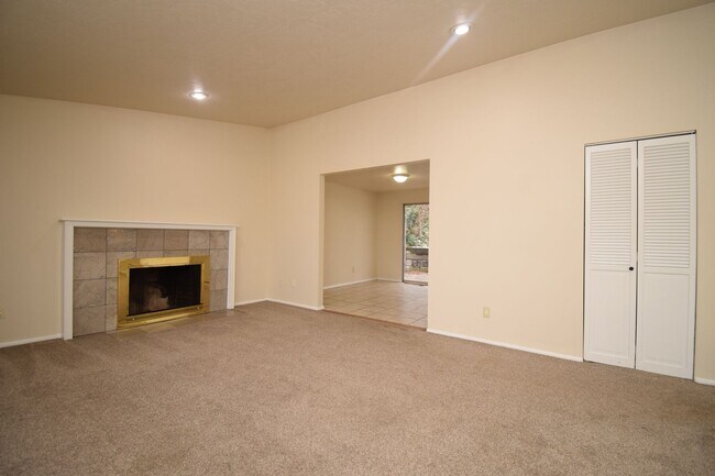 Building Photo - Bright 3 Bed in North Salt Lake – Near Parks, Trails, Shopping & Dining!!