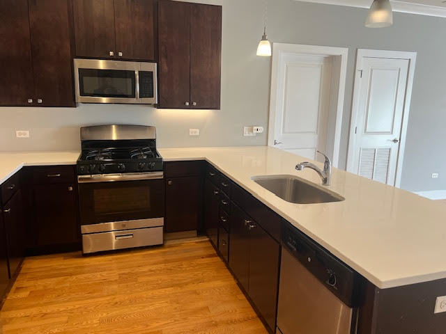 Building Photo - 4812 W Montrose Ave