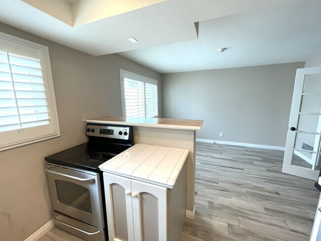 Building Photo - Updated 2 bedroom split level townhome