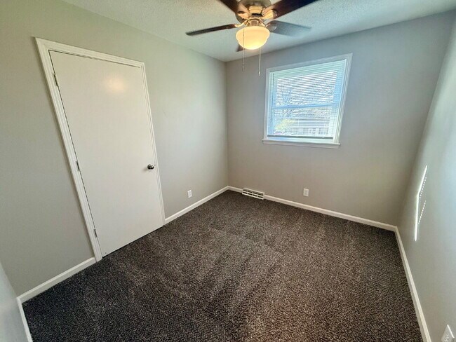 Building Photo - 1322 Shady Lawn Dr