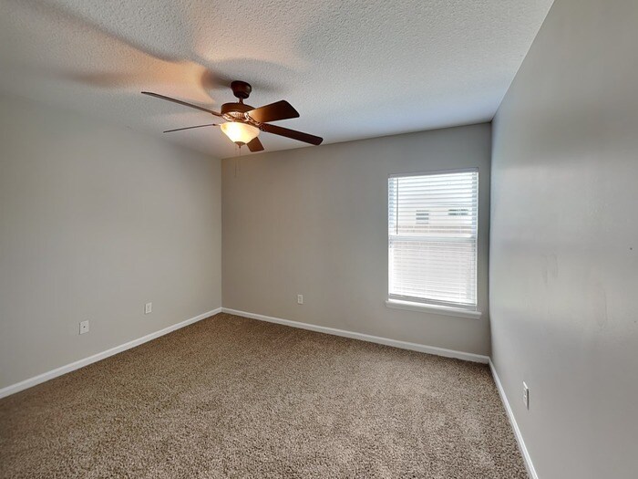 Building Photo - 244 Bridgeport Ln