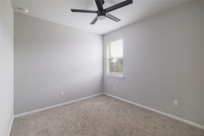 Building Photo - 445 Shiner Ln