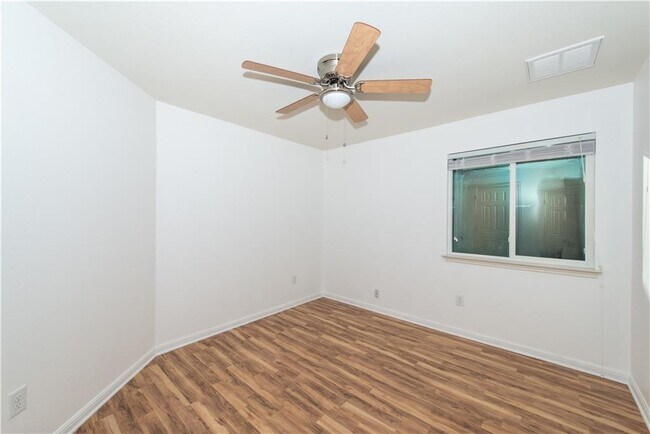 Building Photo - 322 Foxglove Dr