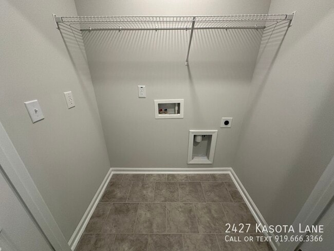 Building Photo - 2427 Kasota Ln