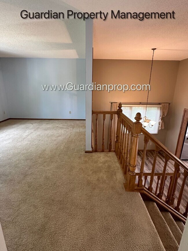 Building Photo - Eden Prairie Single Family Home, 2 Car Garage, Large Fenced Back Yard, September/October Move in
