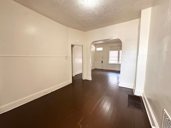 Building Photo - 4 Bedroom 1 Bathroom w/Garage in York City!