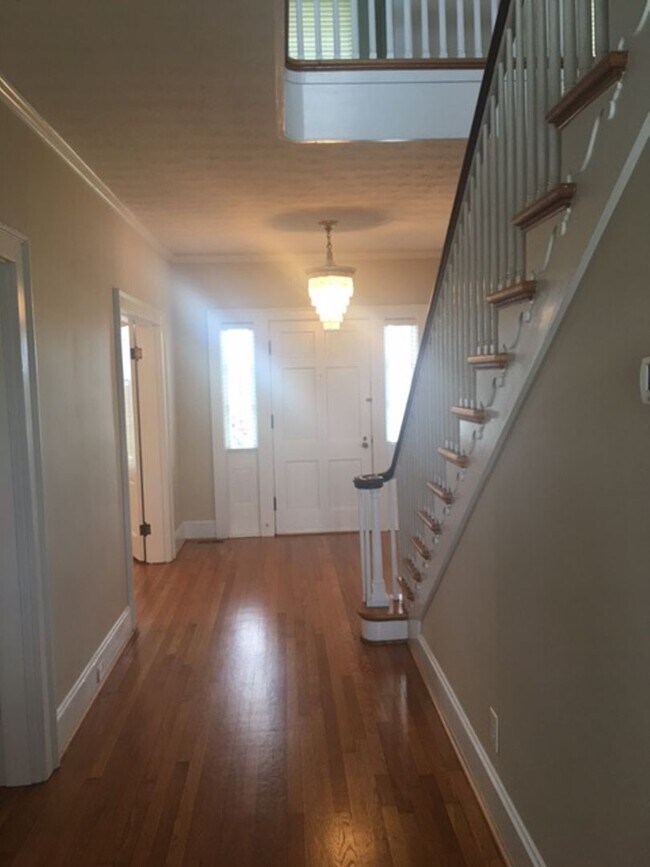 Building Photo - Kentucky mansion overlooking horse farm with stunning views    260323