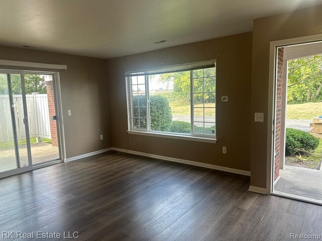 Building Photo - 3581 Reeves Dr