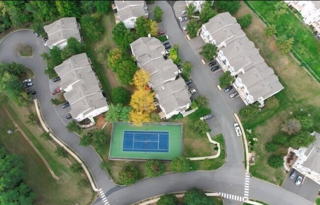 Building Photo - 1092 Shadowlawn Dr