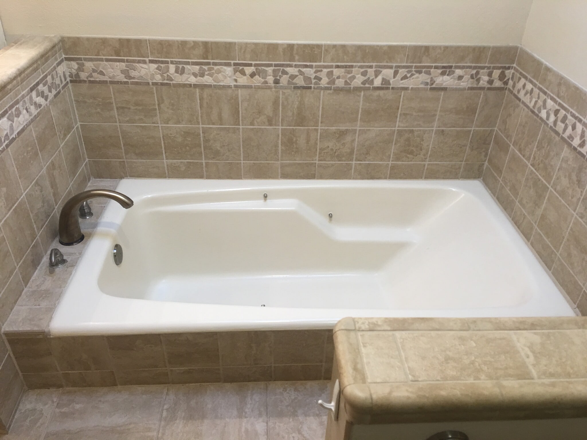 master bathroom tub - 5207 90th St
