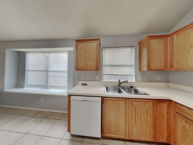 Building Photo - Spacious 3-Bedroom Home with Fireplace & Easy Access to Downtown Fort Worth