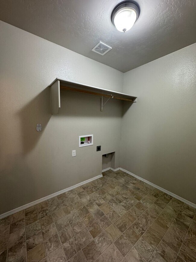Building Photo - MOVE IN TODAY! Single level floorplan in d...