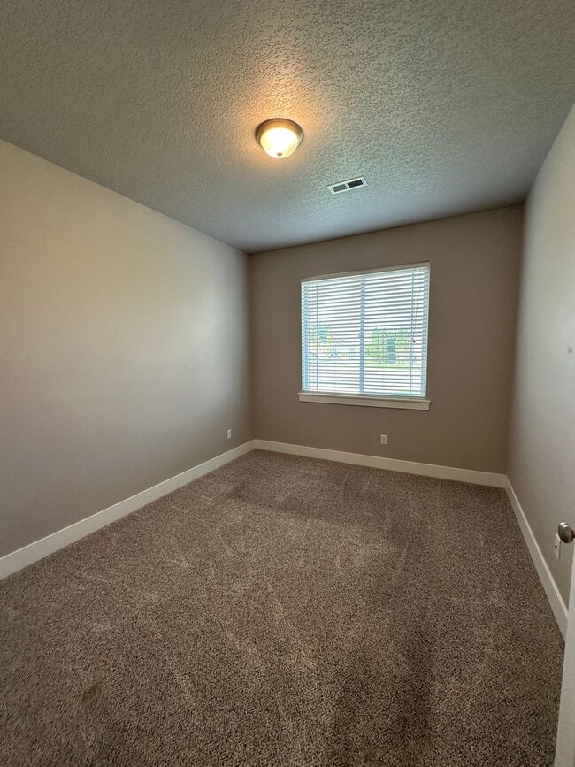 Building Photo - Centrally Located in Kennewick!