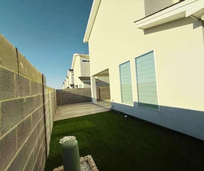 Building Photo - 7506 Cresta Bella St