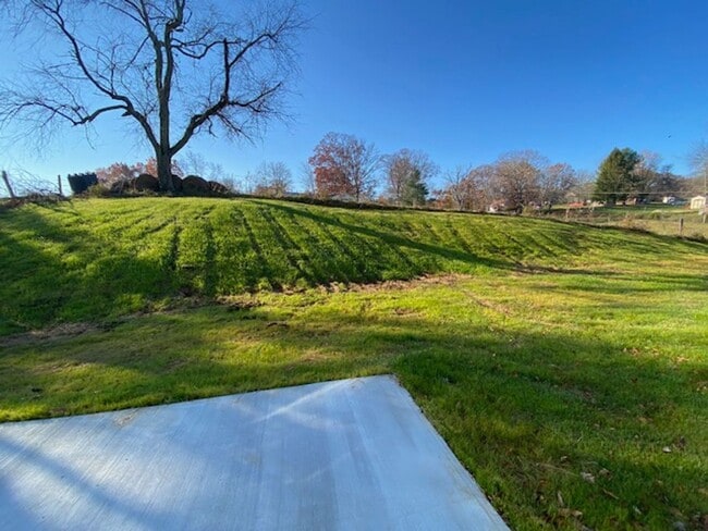 Building Photo - SUBLEASE through May 2026 3 Bedroom 2 Bath-Beautiful Views