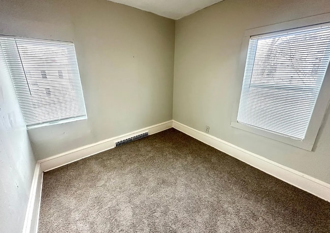 Building Photo - 1402 N 21st Ave