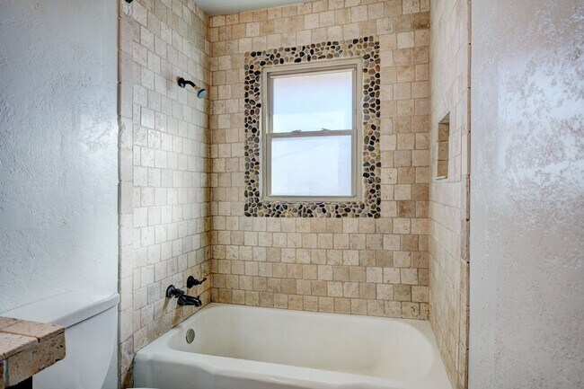 Building Photo - 3 Bed 1.5 Bath in Del City!