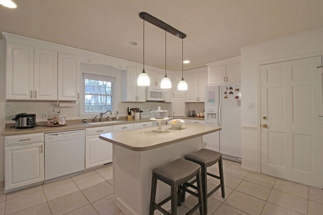 Building Photo - 303 Dobbs Dr SE