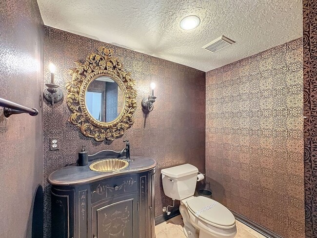 Building Photo - Stunning 5-Bedroom Home in North Village o...