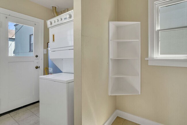 Building Photo - Great upstairs bungalow in Hillcrest with one car garage!