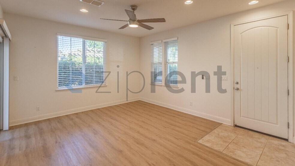 Building Photo - Unit