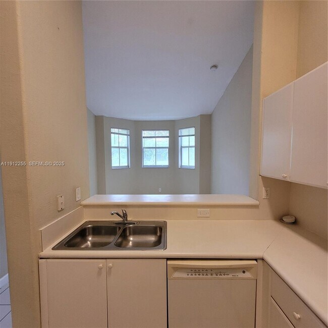 Building Photo - 1666 SE 27th Ct