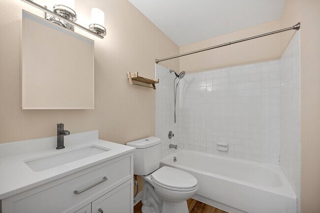 Building Photo - North Tacoma Condo Living | 2 Bed, 1.5 Bath End-Unit | Great Amenities!