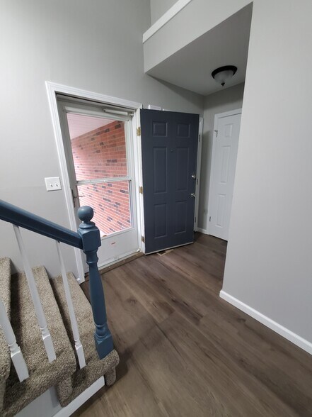 Building Photo - 12 Pebble Ct