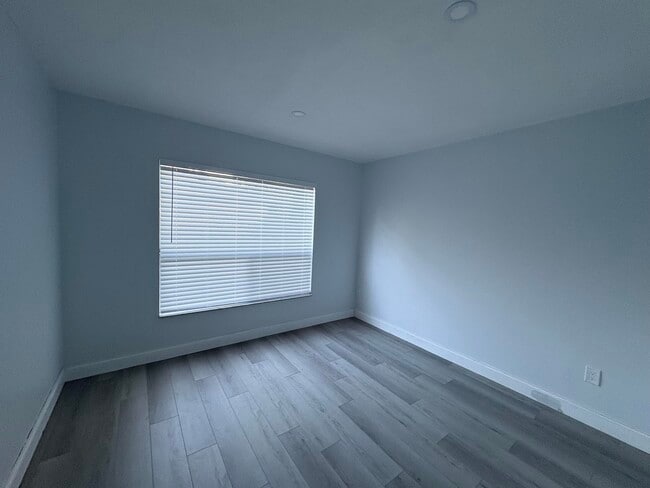 Building Photo - 271 NE Faring Ave