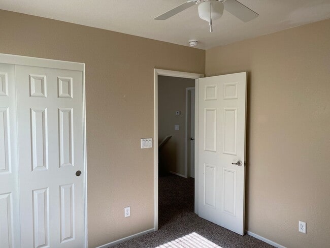 Building Photo - Beautiful 3 bedroom available