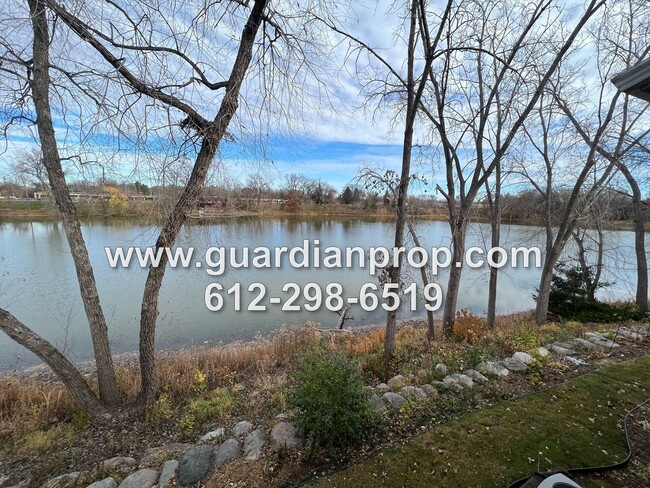 Building Photo - Split Level Townhouse Available May 1st on...