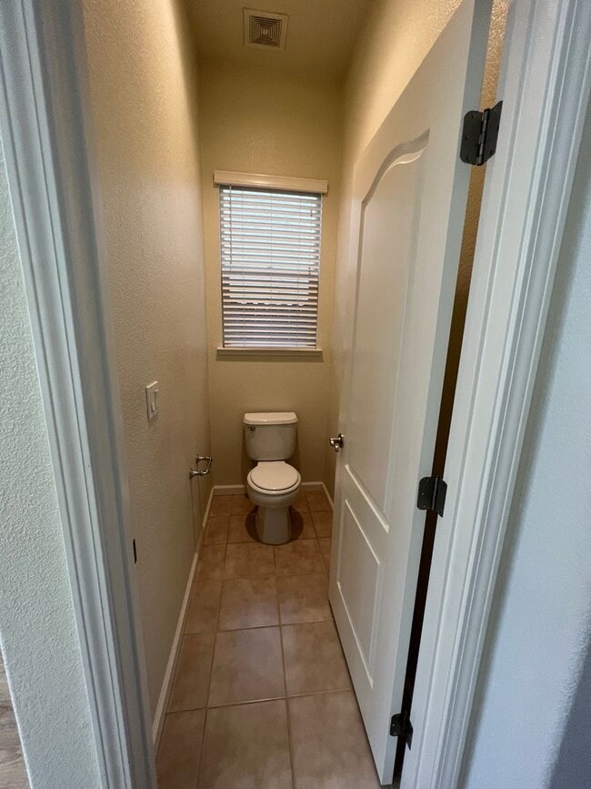 Building Photo - Lovely 3 Bedroom Low Maintenance Unit with New Flooring!