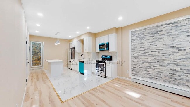 Building Photo - ** GUT RENOVATED ** 3 BEDROOM ** PRIME ASTORIA ** 2 MIN TO N/W