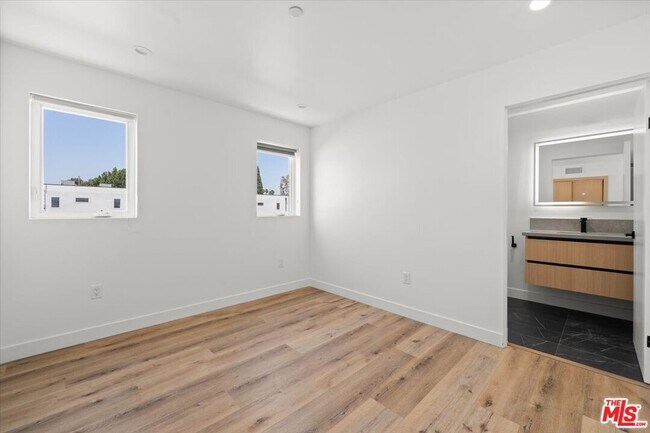Building Photo - 839 N McCadden Pl