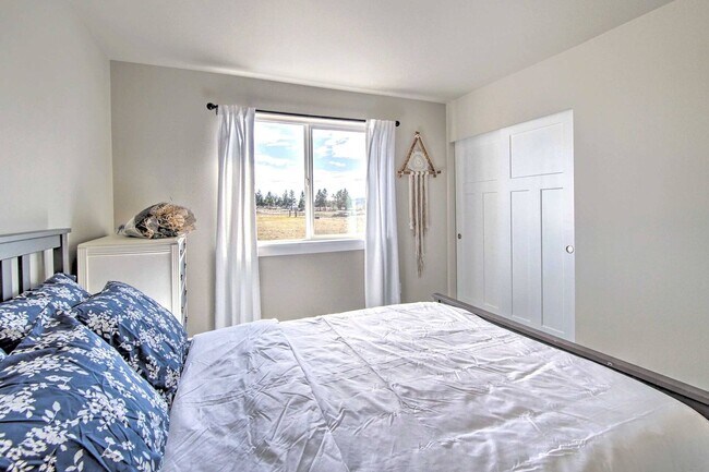 Building Photo - 3 Bedroom 2.5 Bathroom House In Cle Elum With Great Amenities and Sweeping Views
