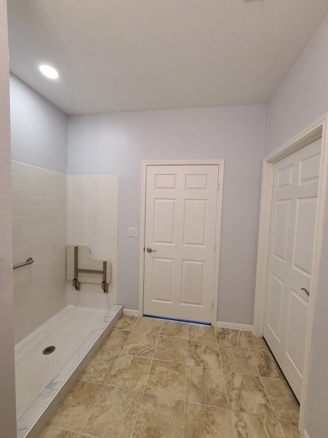Building Photo - 3151 Roe Dr