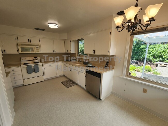 Building Photo - Charming 3 Bed, 2 Bath, 1,888 sqft House in Downtown Concord - Available now for lease!