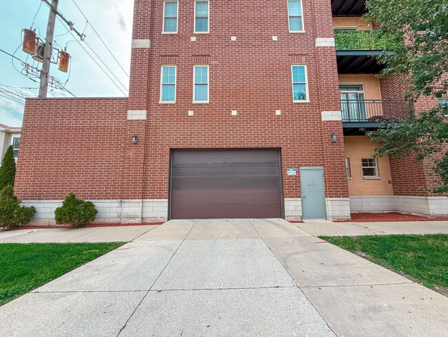 Building Photo - 3954 N Oriole Ave