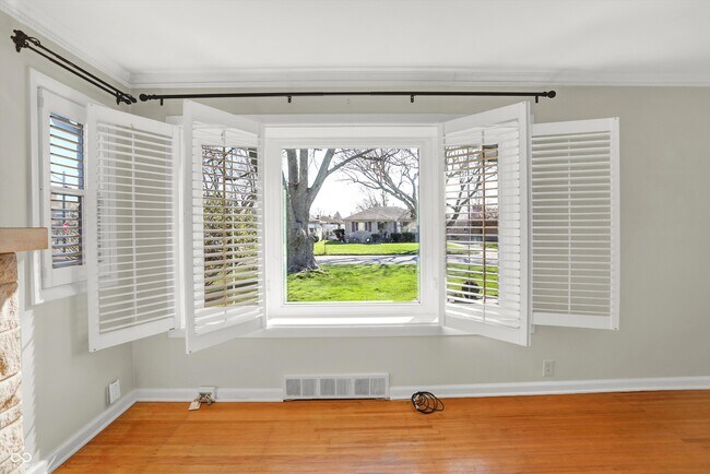 Building Photo - 1240 N Irvington Ave