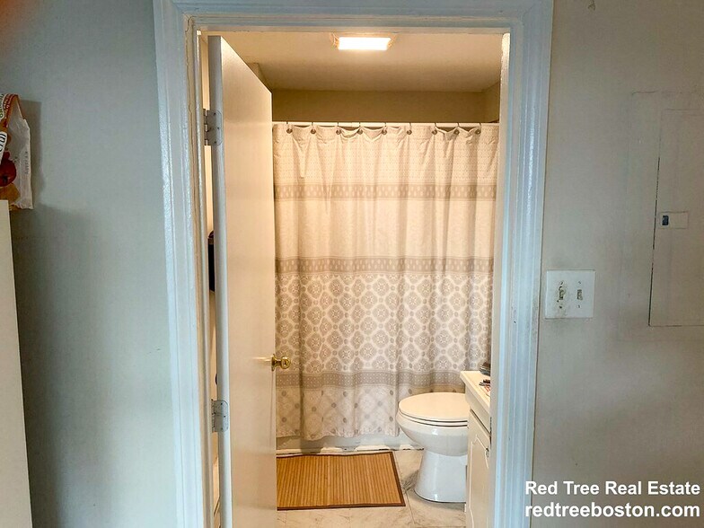 Building Photo - 506 E Broadway