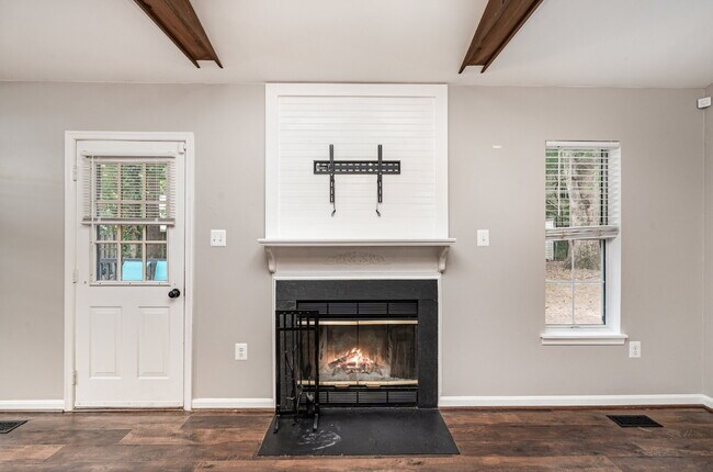 Building Photo - Charming One-Level Home in Quiet Cul-de-Sa...