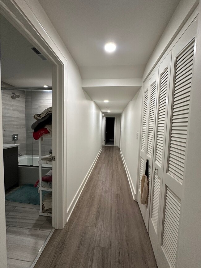 Building Photo - 2329 W Monroe St