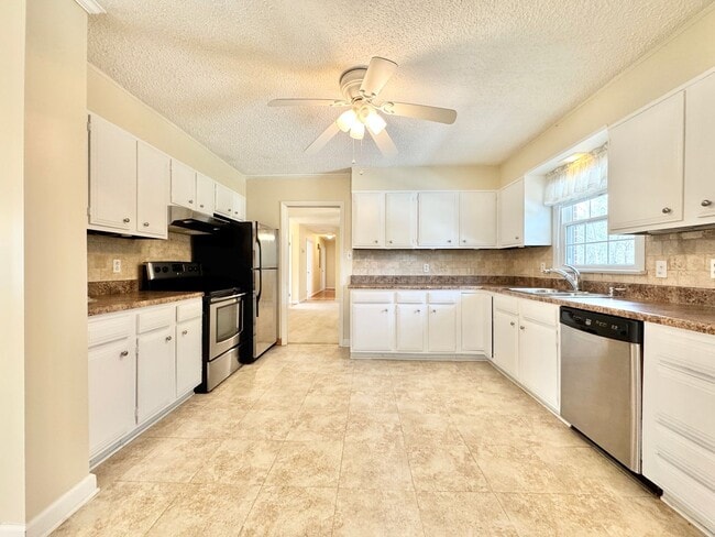 Building Photo - Well Maintained 3 Bedroom Home Off Lake Brandt Rd!