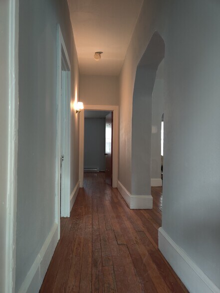 Building Photo - 915 W Elm St