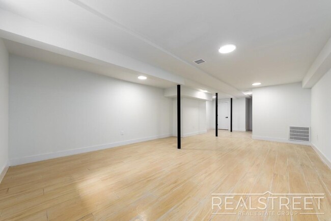 Building Photo - new 3 bed 2 Bath Duplex in Ocean Hill!
