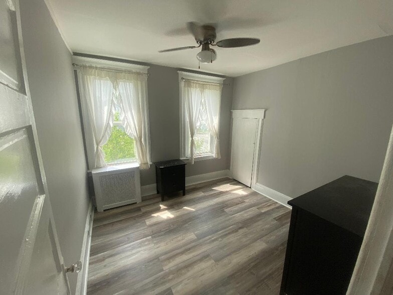 Bedroom w/new Flr - 8-08 Lake St